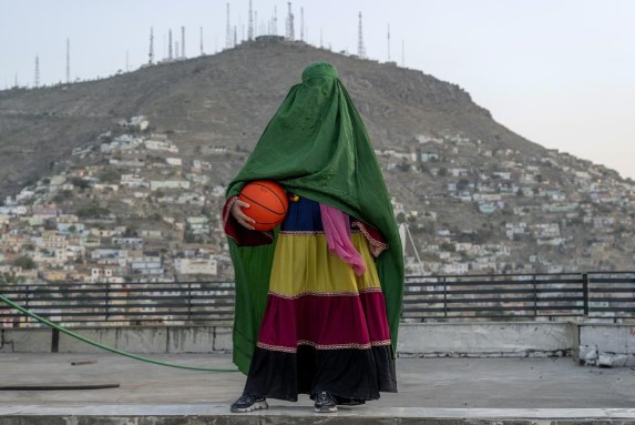 Noura đã phải đối mặt với sự phản kháng trong suốt cuộc đời khi cô cố gắng chơi thể thao. Lớn lên ở một quận nghèo ở Kabul với cha mẹ là những người di cư từ các tỉnh, Noura bắt đầu chơi bóng đá cùng với những bé trai trên đường phố. Khi 9 tuổi, một huấn luyện viên đã phát hiện năng khiếu của cô và cho cô tham gia vào đội trẻ nữ.