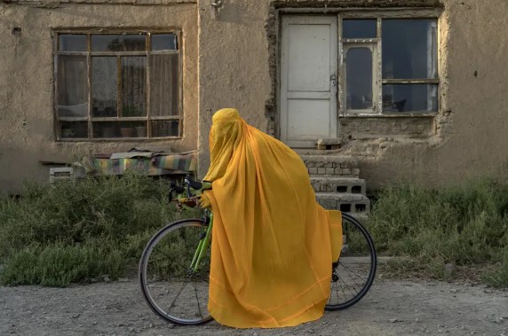 Lệnh cấm thể thao là một phần trong chiến dịch hạn chế ngày càng leo thang của Taliban nhằm ngăn chặn cuộc sống của các bé gái và phụ nữ. Kể từ khi tiếp quản Afghanistan vào tháng 8/2021, Taliban đã cấm các bé gái học cấp hai và cấp ba. Tháng trước, họ cũng ra lệnh đuổi tất cả phụ nữ ra khỏi trường đại học.