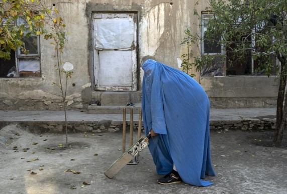 Taliban yêu cầu phụ nữ phải che tóc và mặt ở nơi công cộng và cấm họ đến công viên hoặc phòng tập thể dục. Họ đã hạn chế nghiêm trọng khả năng làm việc bên ngoài của phụ nữ và gần đây nhất là cấm các tổ chức phi chính phủ tuyển dụng phụ nữ.