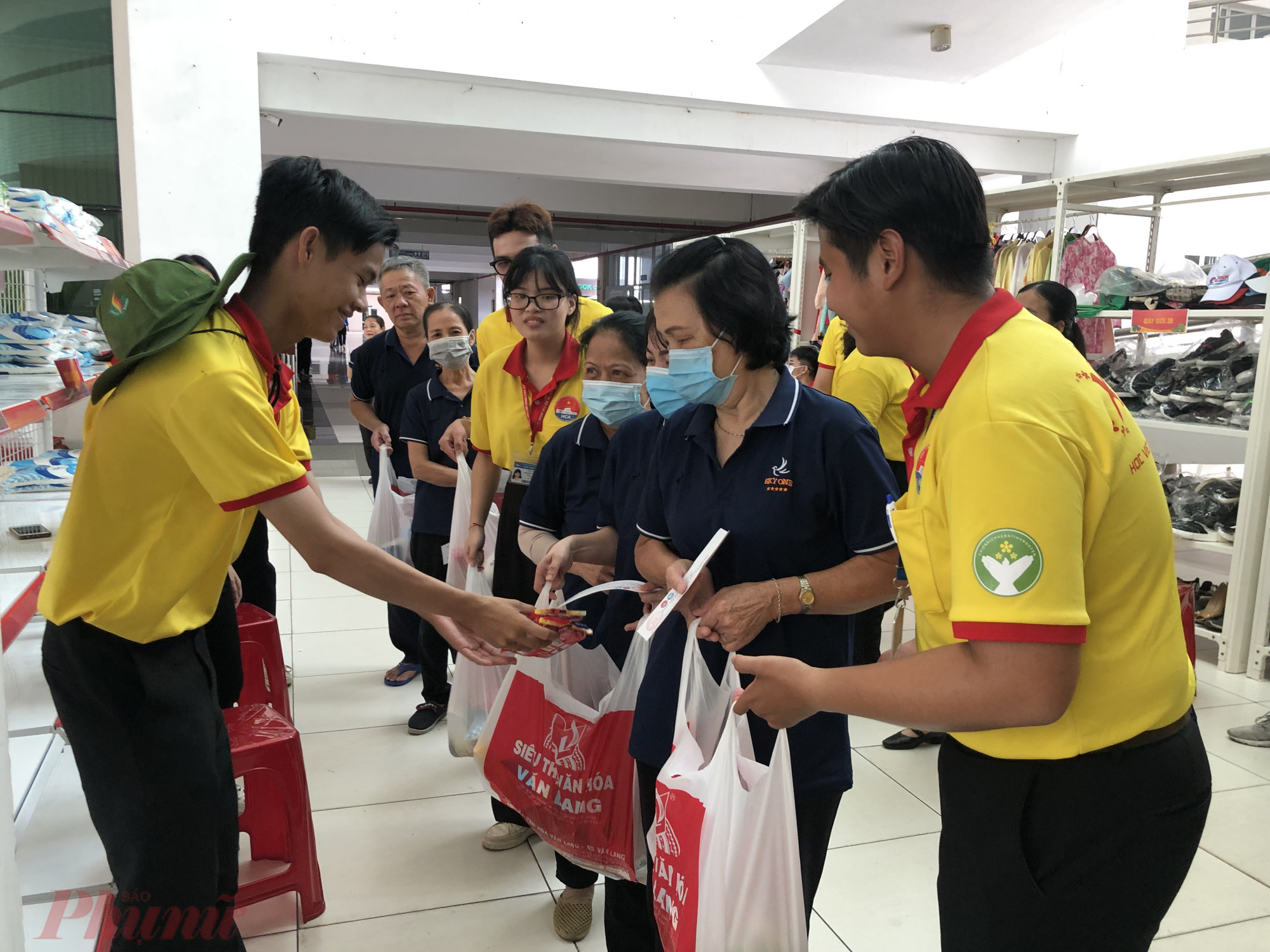 Bà Ngô Thị Hương đang đi Phiên chợ Xuân 0 đồng - Tết Quý Mão 2023 tại Học viện Cán bộ TPHCM. Ảnh: Quốc Ngọc
