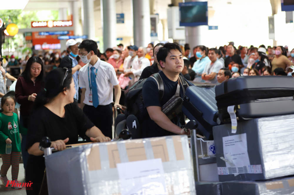 Theo Cảng hàng không quốc tế Tân Sơn Nhất, ngày 13/1 tổng số chuyến bay dự kiến đi và đến Cảng là 824 chuyến bay. Tổng số khách dự kiến khoảng 114.462 lượt khách. Trong đó, có khoảng 18.869 khách quốc tế đến TPHCM. 