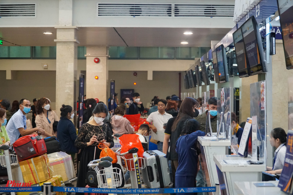 Tương tự trong hôm nay khu vực nhà ga quốc nội cũng ghi nhận hơn 53.000 lượt khách quốc nội đi từ Tân Sơn Nhất.