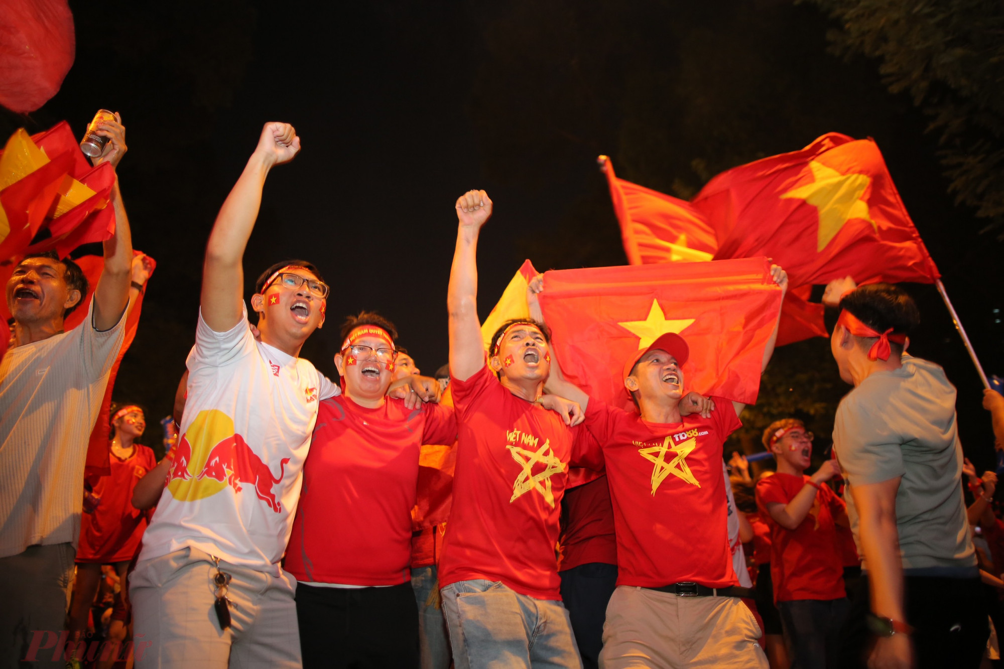 Những phút cuối hiệp 2, đội tuyển Việt Nam có bàn thắng quý hơn vàng của hậu vệ Vũ 