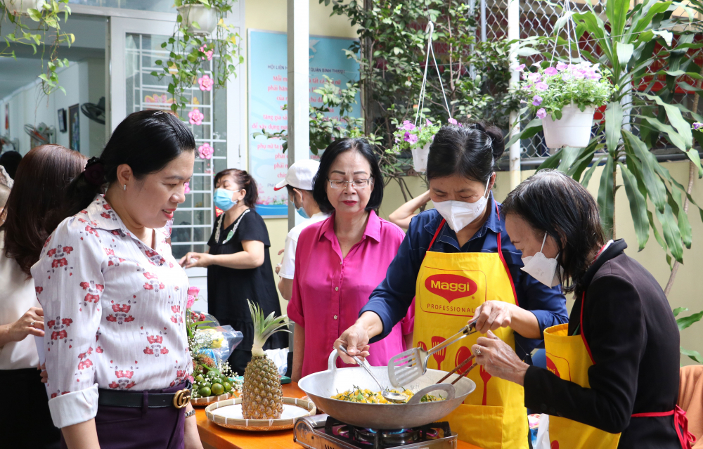 Bà Nguyễn Trần Phượng Trân - Chủ tịch Hội LHPN TP.HCM tham quan khu vực làm bánh của các đội thi