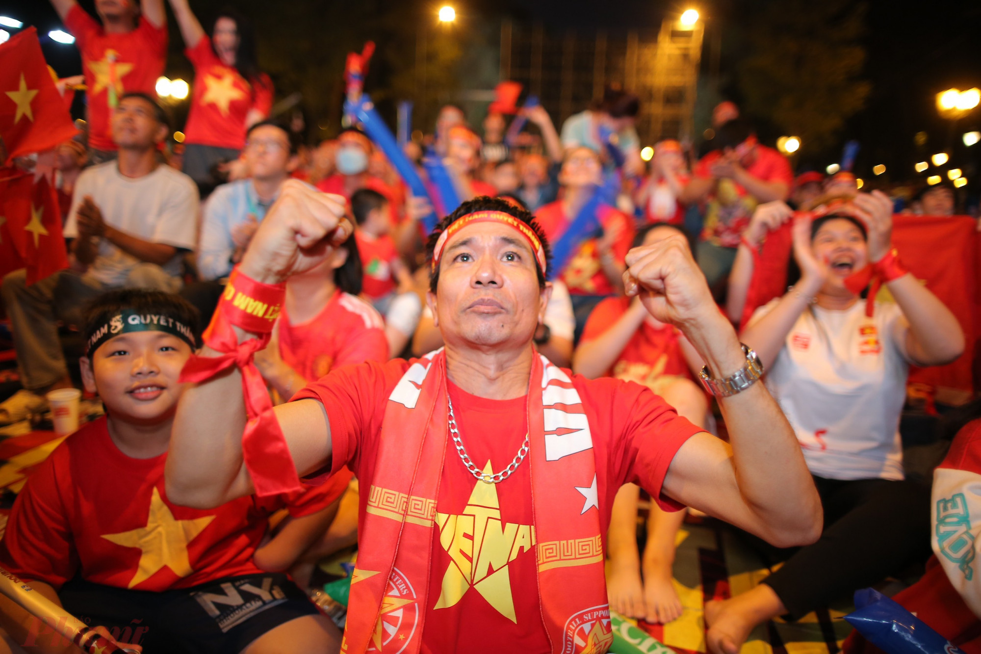 Dù sốt ruột, lo lắng nhưng các cổ động viên vẫn đặt trọn niềm tin đội tuyển Việt Nam có bàn thắng gỡ hoà.