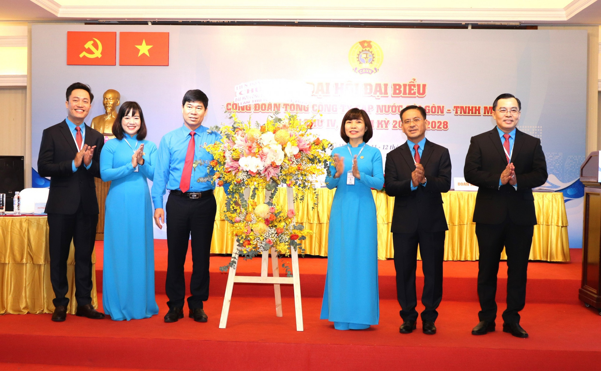 Phó chủ tịch Liên đoàn Lao động TPHCM Phạm Chí Tâm tặng hoa chúc mừng Đại hội Công đoàn SAWACO - Ảnh: SAWACO