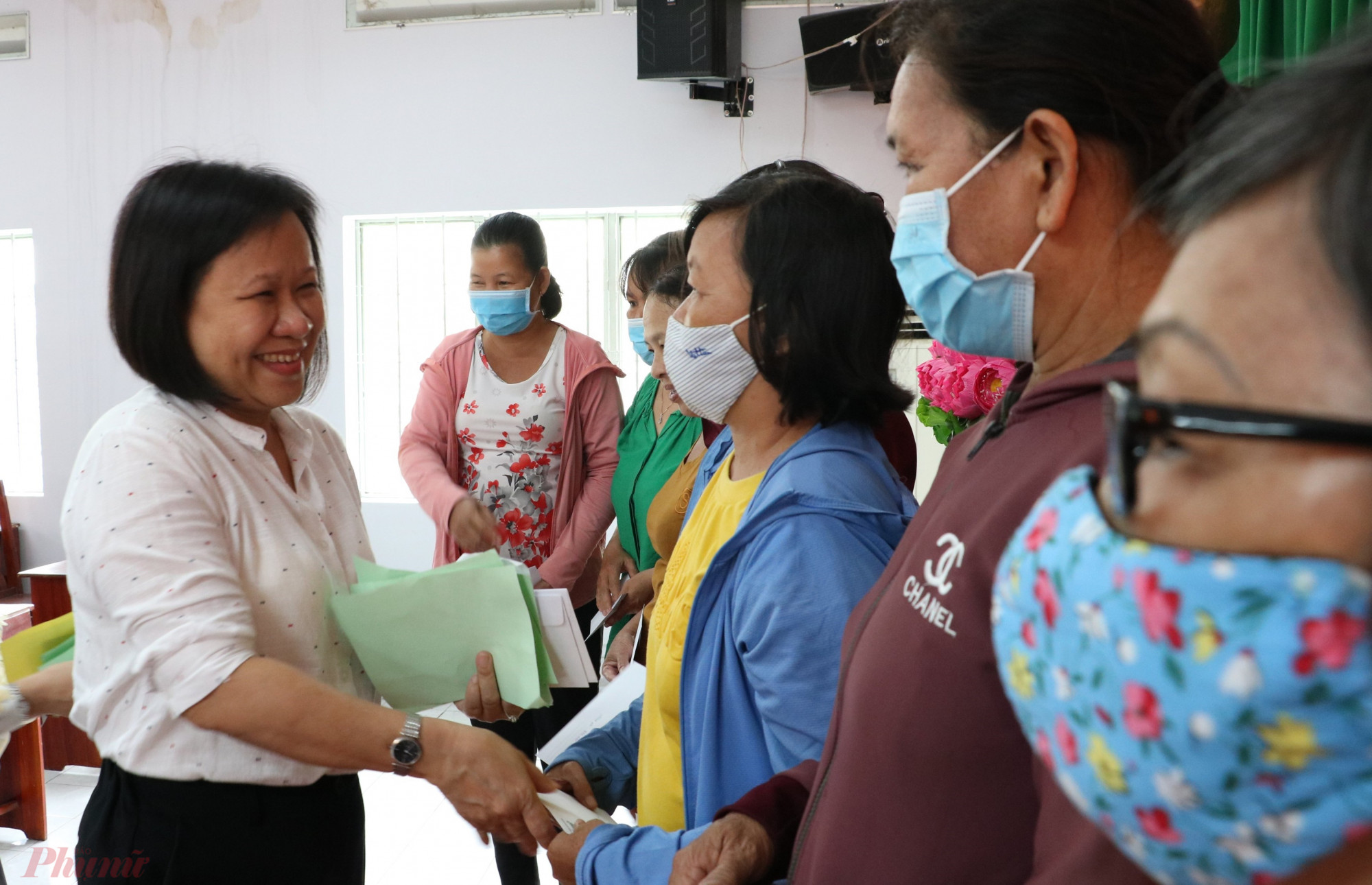 Bà Tạ Thị Nam Hồng - Phó Tổng biên tập Báo Phụ Nữ TPHCM trao quà tết cho phụ nữ khó khăn tại huyện Củ Chi