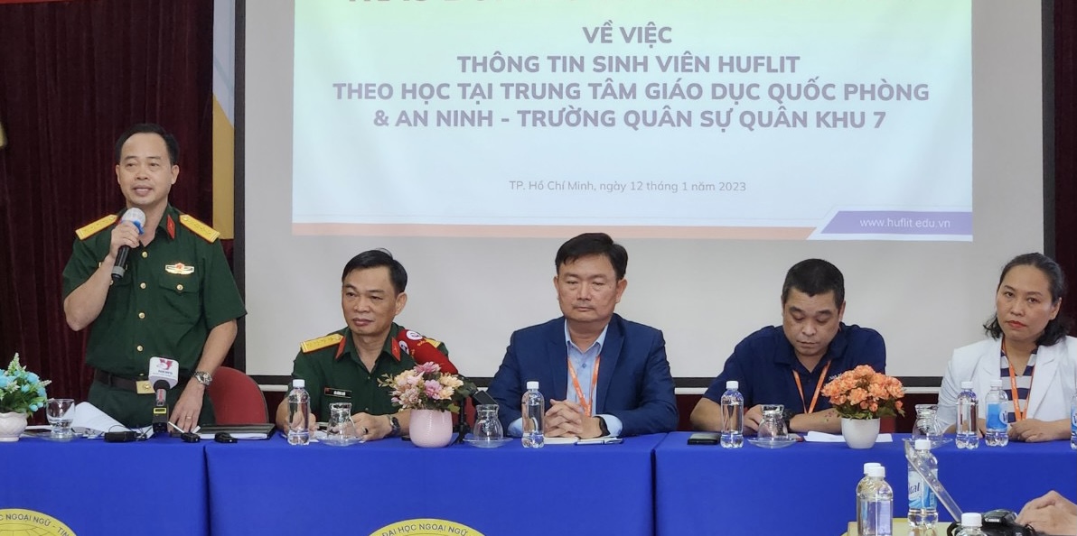 Đại tá Nguyễn Tiến Sơn, Chủ nhiệm chính trị trường Quân sự Quân khu 7 thông tin tại buổi họp báo