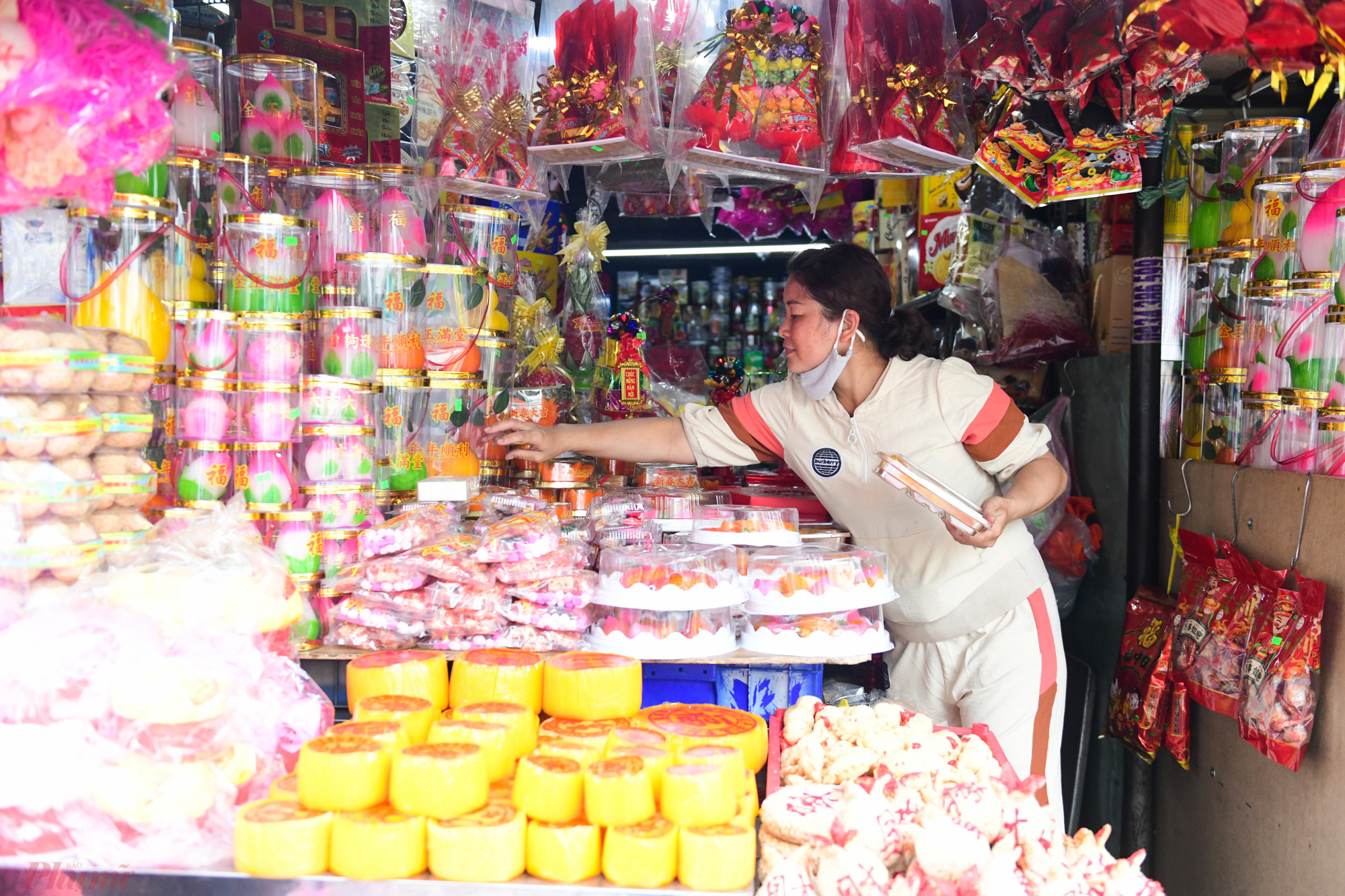 'Năm nay lượng khách đến mua các loại bánh cá chép giảm khá nhiều dù đã đến mùa cúng Táo quân', chị Thanh, chủ cửa hàng Hòa Ký ở khu chợ Thiếc cho biết.