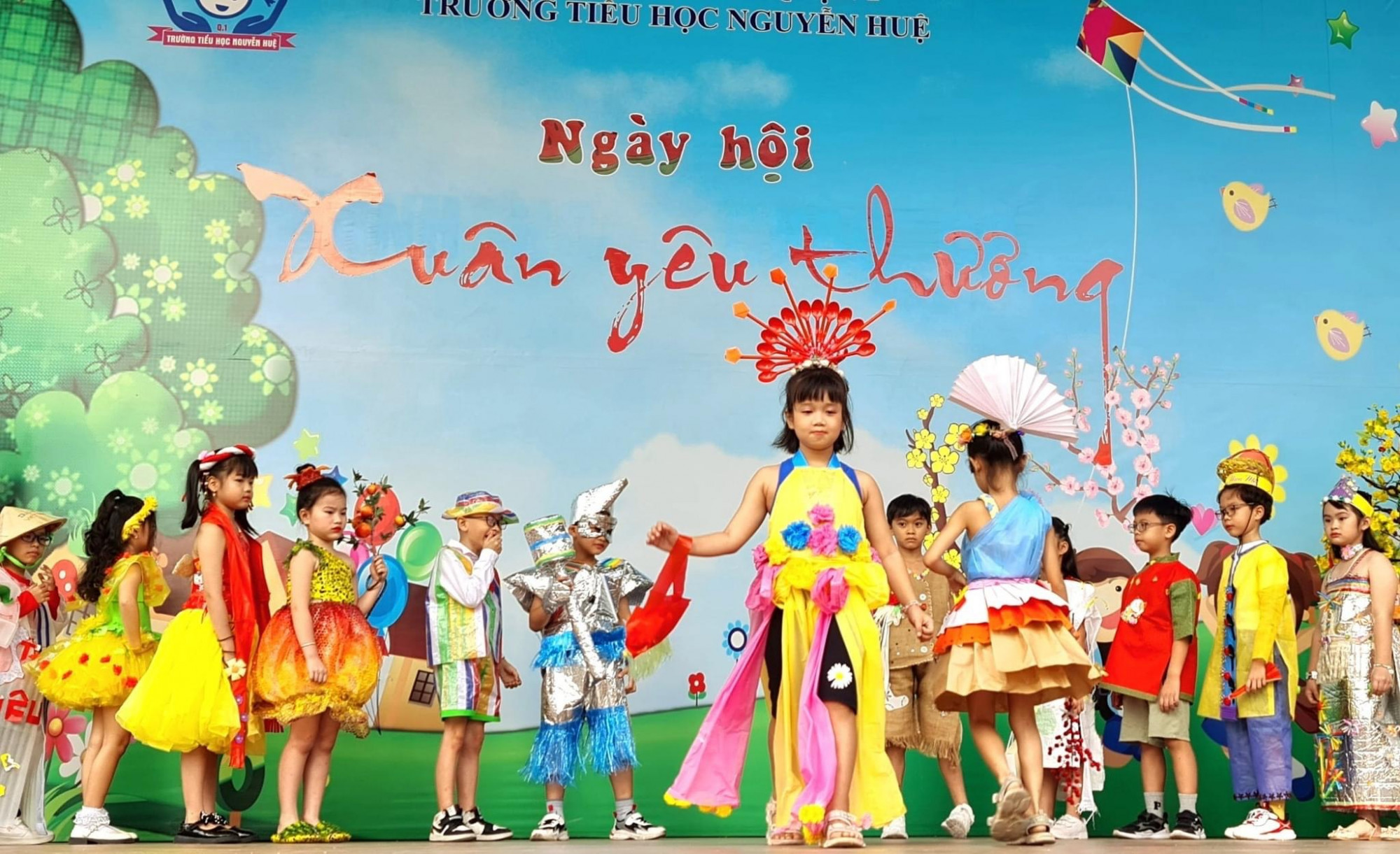 Độc đáo trang phục tái chế của học sinh Trường tiểu học Nguyễn Huệ với chủ đề về tết