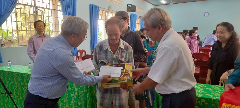 Nestlé Việt Nam đồng hành Ủy ban MTTQ tỉnh Đồng Nai tặng quà tết đến gia đình có hoàn cảnh khó khăn - Ảnh: Nestlé