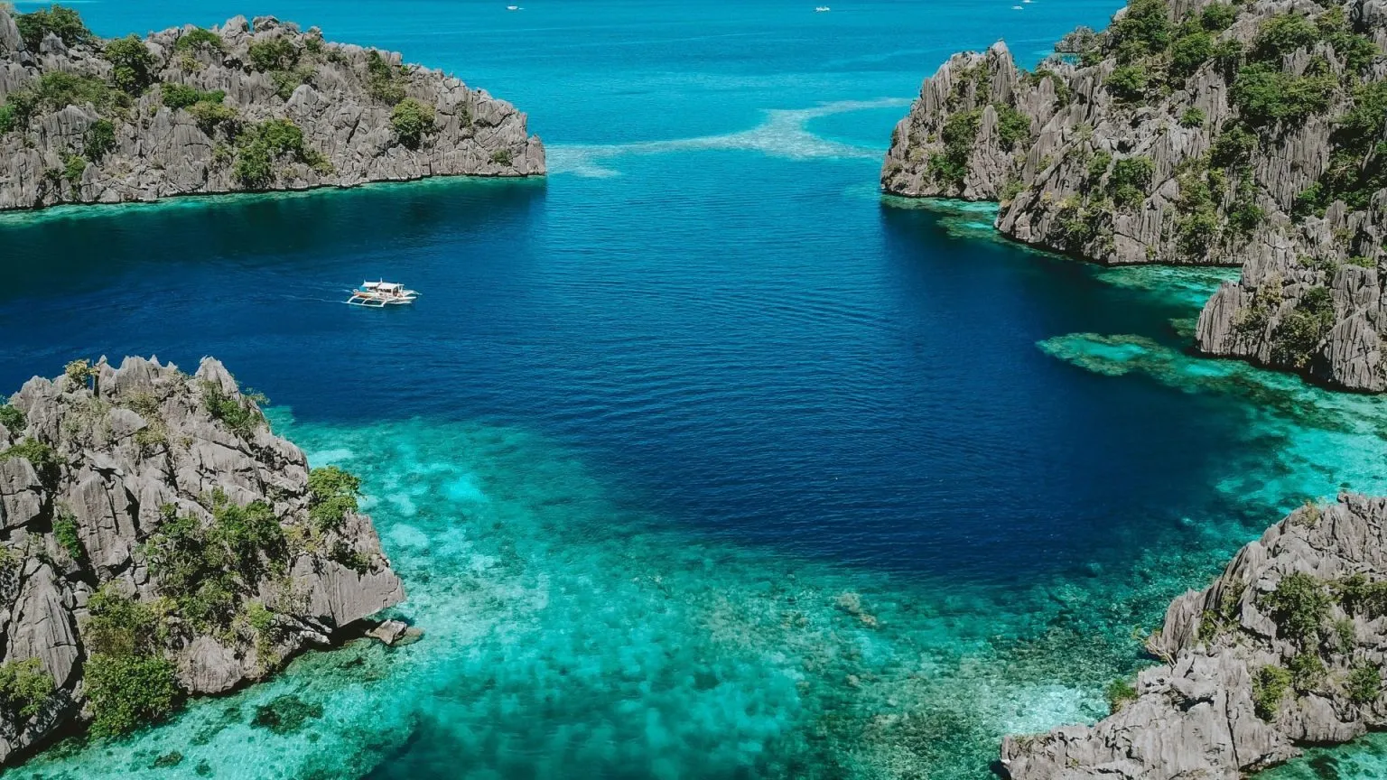 đảo Coron hướng dẫn du lịch philippines Tín dụng hình ảnh: John Hernandez / Unsplash Nổi tiếng là một trong những điểm lặn tốt nhất trên thế giới, đảo Coron này thực sự là một thiên đường xanh tươi. Với màu xanh ngọc lam và làn nước trong xanh hoàng gia, hòn đảo cao chót vót này nằm ngay trên đỉnh của huyện đảo Palawan, phần cực tây của quần đảo Philippines. Do sự hiện diện của những mảnh vụn phức tạp như vậy ở đây, hòn đảo này nổi tiếng với hoạt động lặn cũng như đi bộ đường dài.