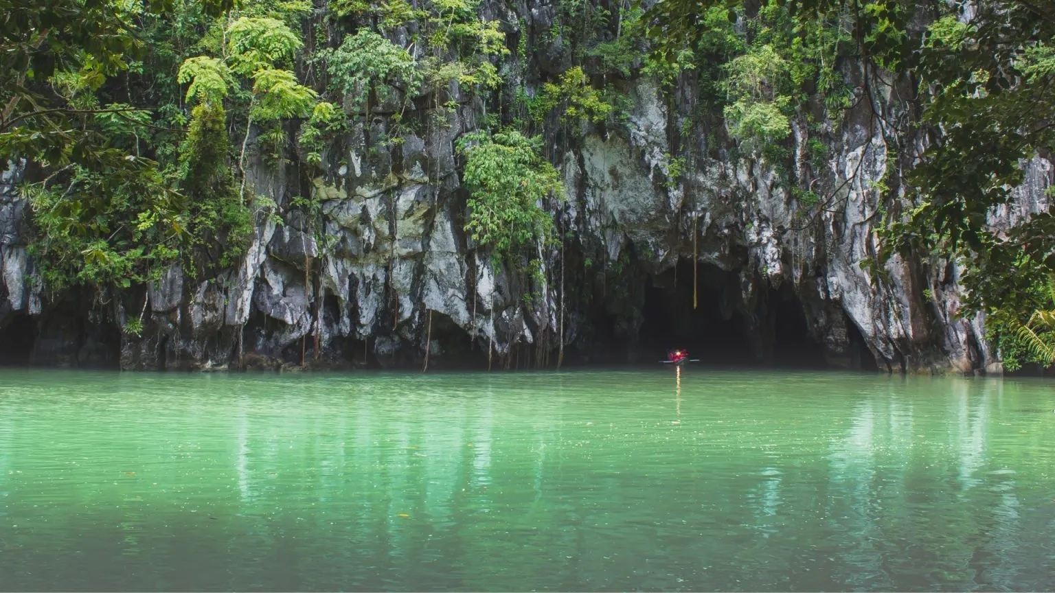 Các hang động, khu bảo tồn thiên nhiên tuyệt đẹp và các đảo đá là những kho báu bí ẩn của Philippines và thị trấn ven biển Puerto Princesa là nơi bạn sẽ bắt gặp tất cả những kho báu này của xứ sở vạn đảo. Đặc biệt, thị trấn này cũng sở hữu công viên quốc gia sông ngầm dài 5 km với những hang động đá vôi tuyệt đẹp để bạn khám phá. Sông ngầm này đã được UNESCO công nhận là di sản thế giới. 
