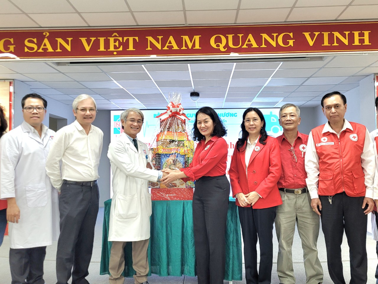 Bà Bùi Thị Hòa – Chủ tịch Trung ương Hội Chữ thập đỏ TPHCM trao quà chúc Tết Tập thể bệnh viện Nguyễn Tri Phương