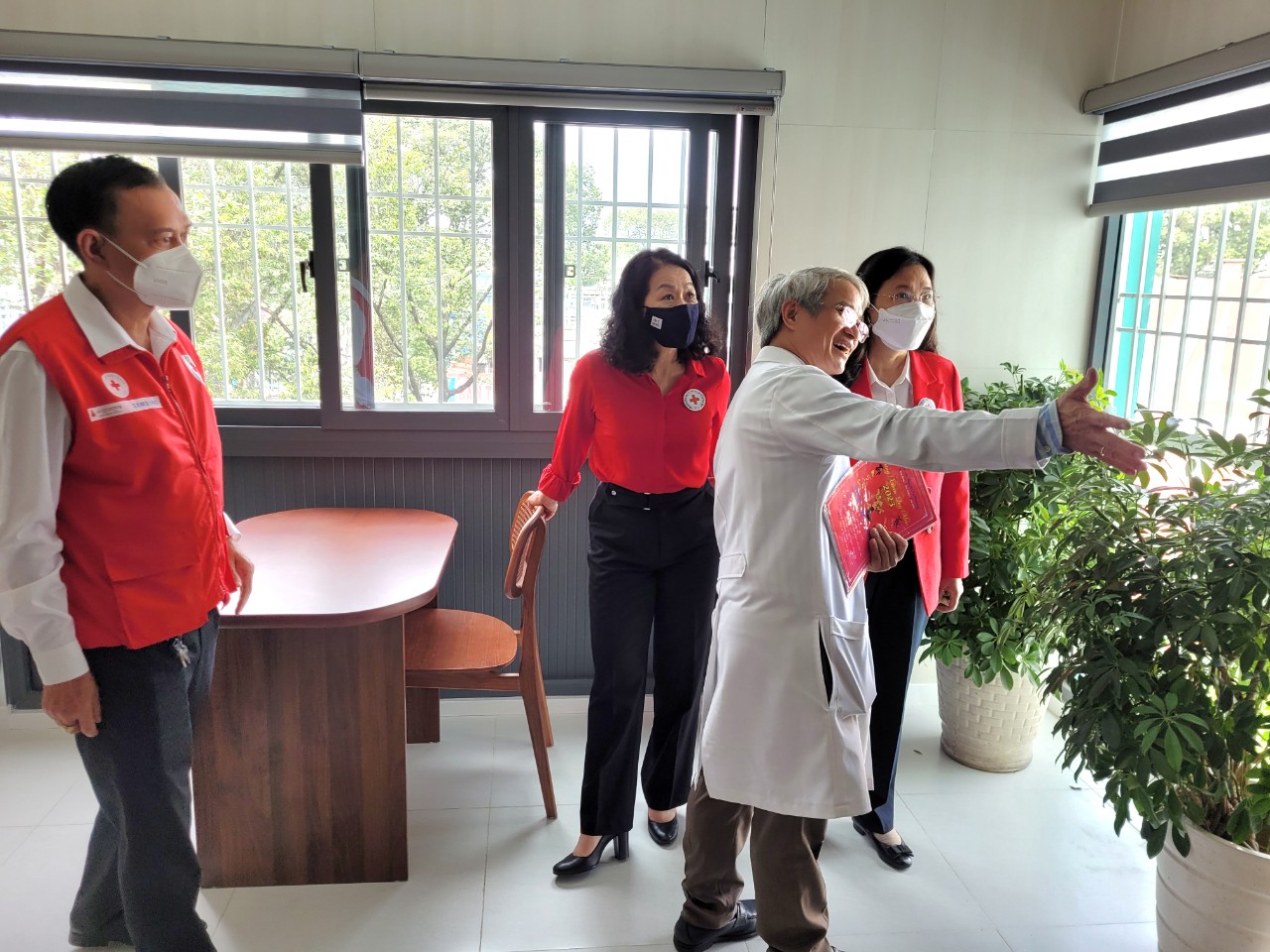 Ông Võ Đức Chiến - Giám đốc bệnh viện Nguyễn Tri Phương (áo trắng) giới thiệu 