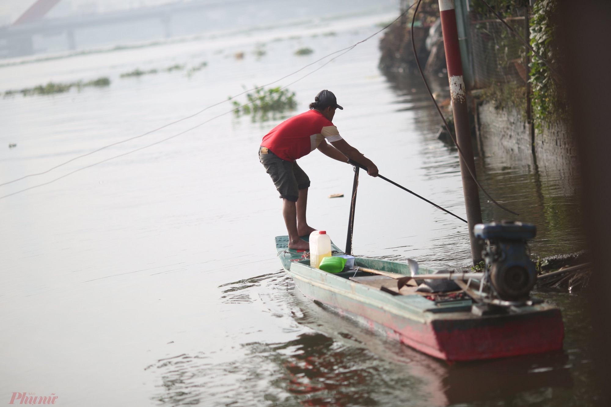 Tuy nhiên, dọc bờ sông Sài Gòn luôn có một vài người túc trực trên ghe nhỏ, khi cá vừa thả xuống liền bị chích điện và vớt lên.