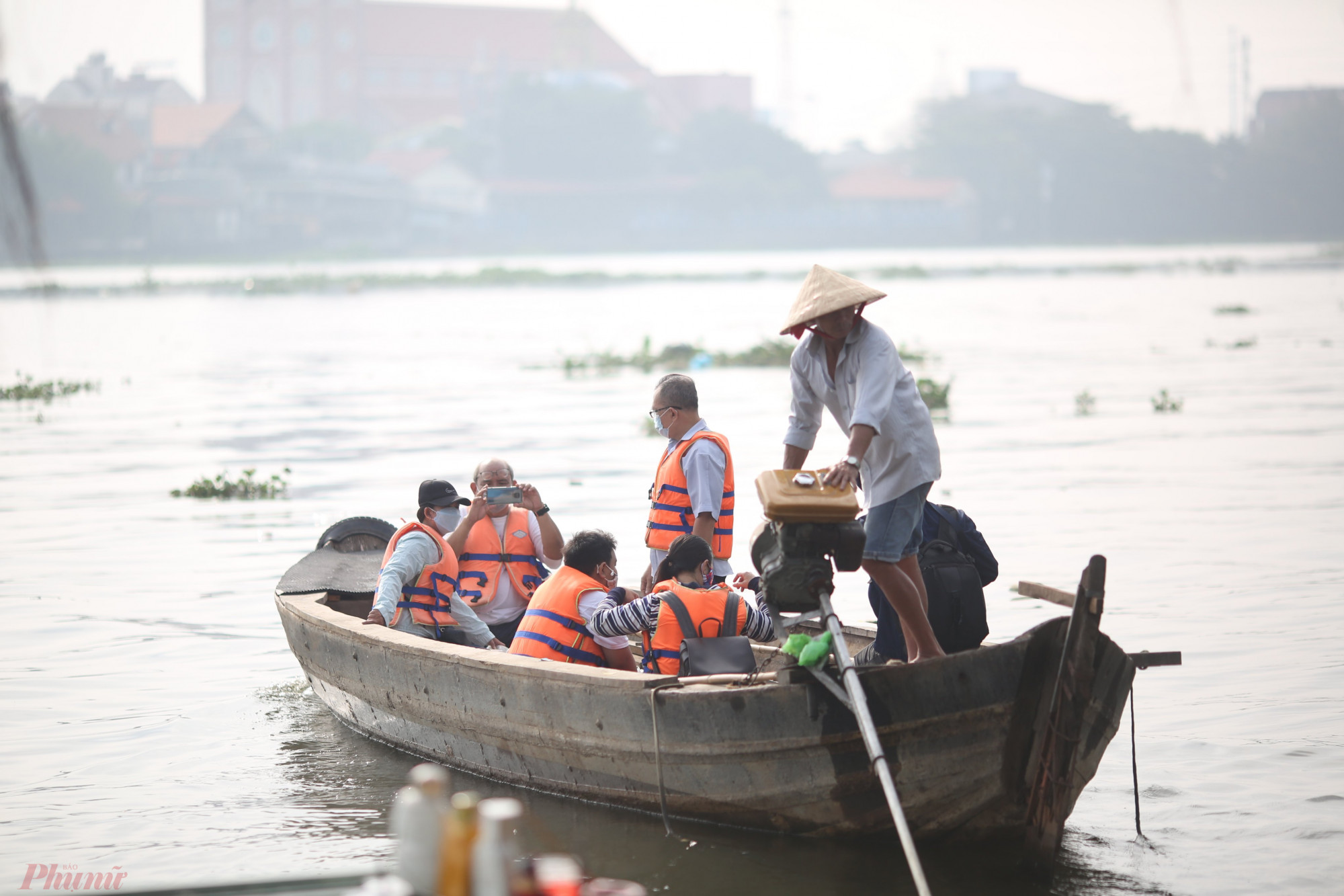 Những gia đình thả cá với số lượng lớn thường thuê thuyền ra giữa sông Sài Gòn để thả cá, với mục đích tránh bị chích điện.