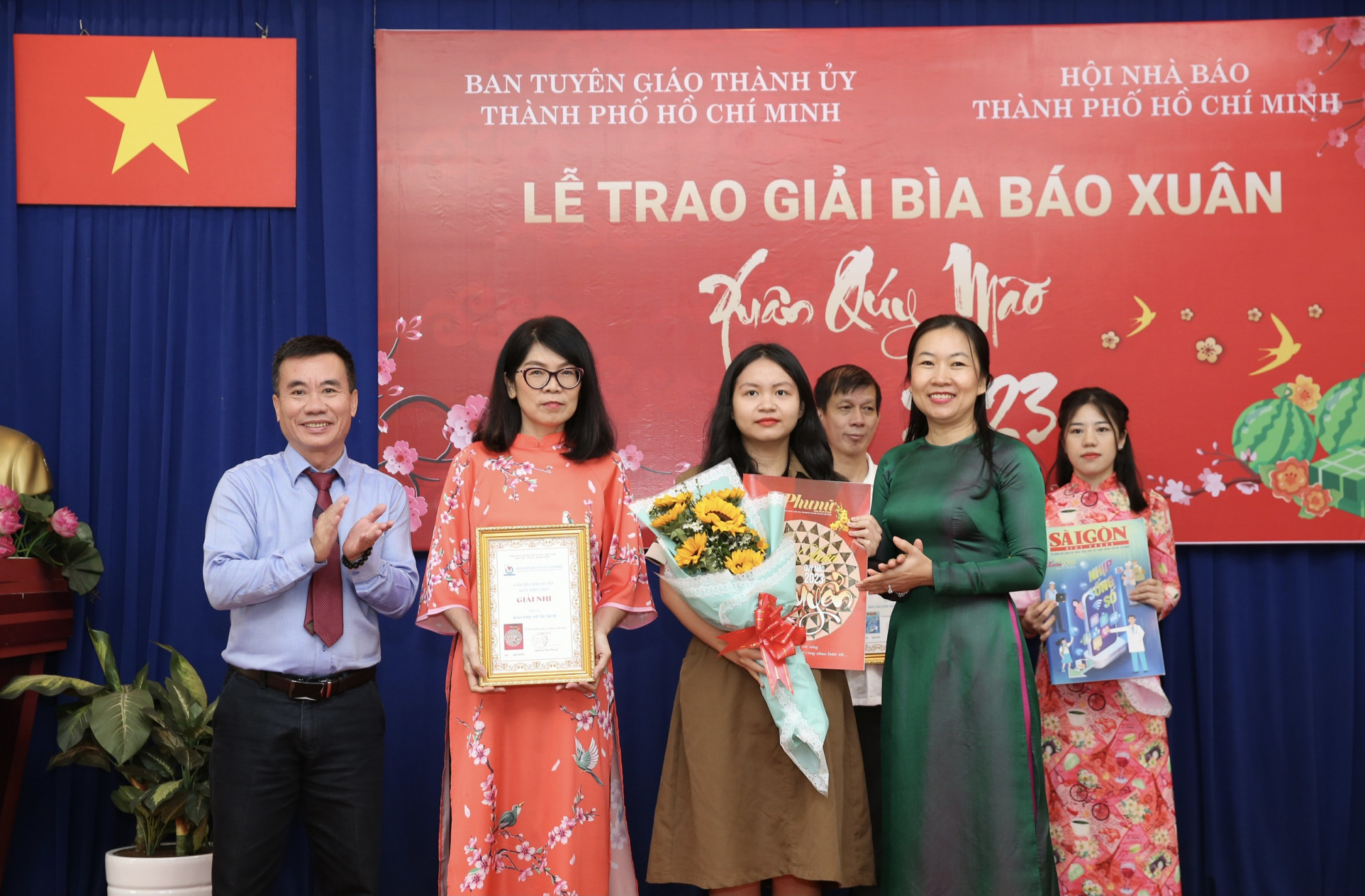 Đại diện Báo Phụ Nữ TPHCM nhận giải thưởng.
