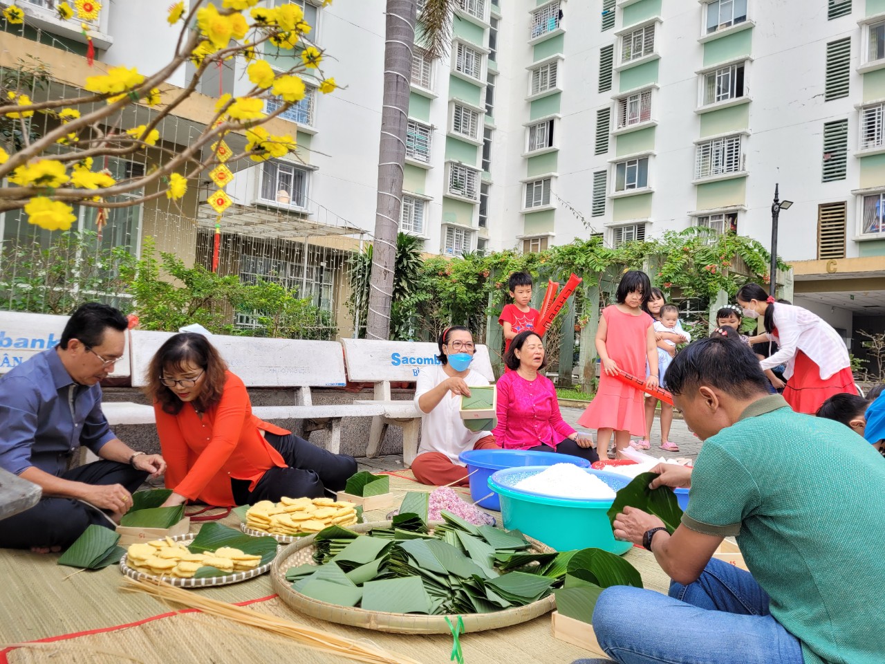 Không chỉ trẻ con mà người lớn cũng thích thú vì hoạt động gợi nhớ một không khí Tết xưa