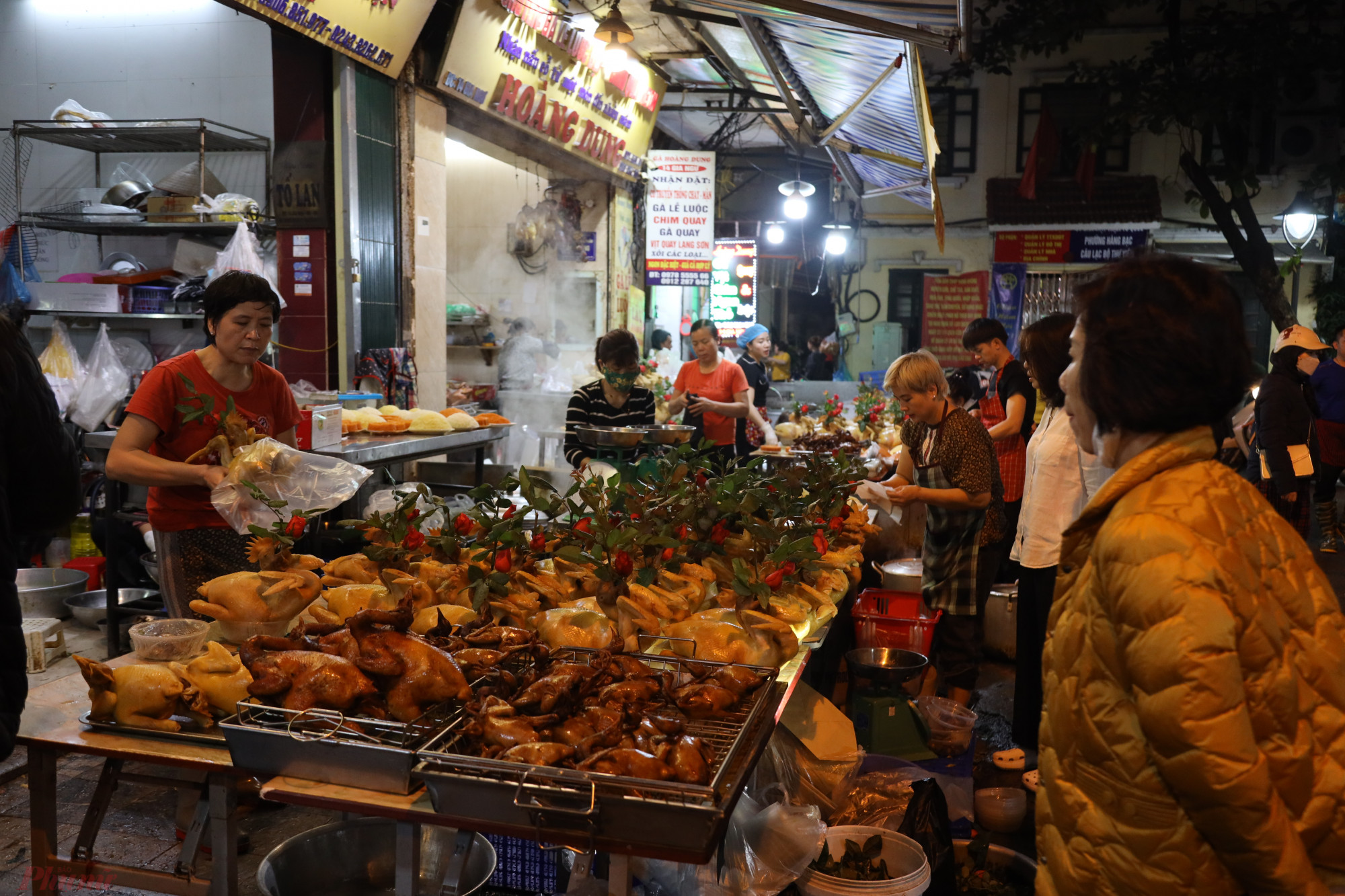gày 29 Tết, chợ Hàng Bè, phố Gia Ngư tại Hà Nội gần như lúc nào cũng ùn tắc. Các cửa hàng bán gà ngậm hoa hồng để cúng đắt hàng, nhiều lúc người mua phải tranh nhau để nhận hàng đã đặt trước