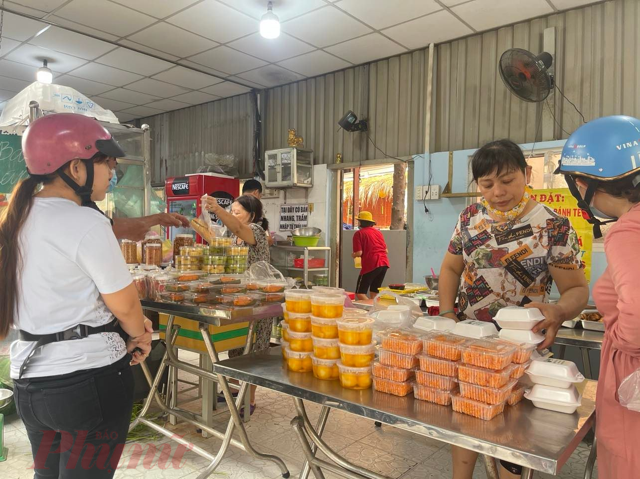 Nhiều khách mua chè chôi nước, xôi gấc, bánh hình cá chép... để cúng Ông Táo - Ảnh: Nguyễn Cẩm