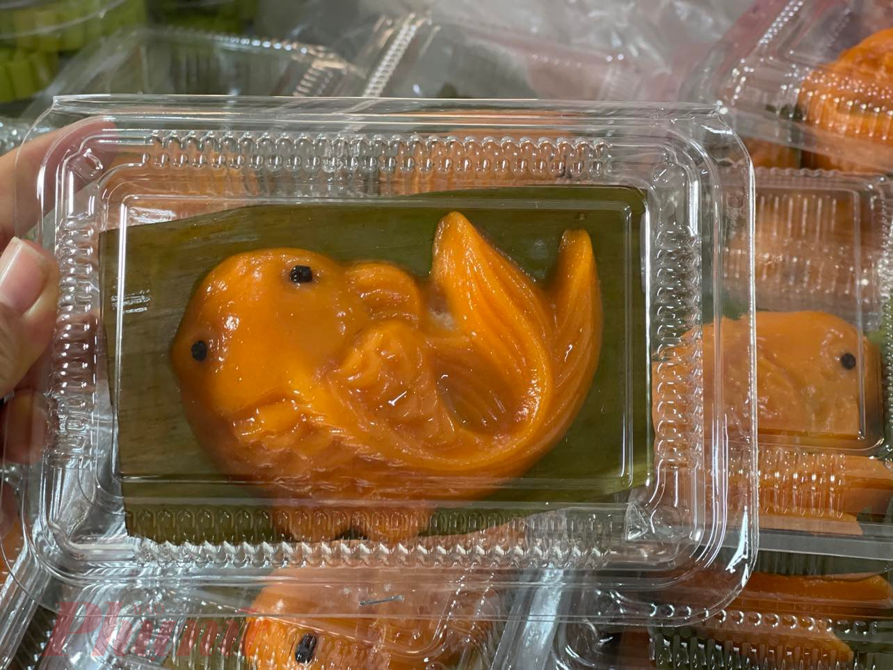 Bánh hình cá chép có nhân dừa được bán chạy, giá 25.000 đồng/hộp - Ảnh: Nguyễn Cẩm