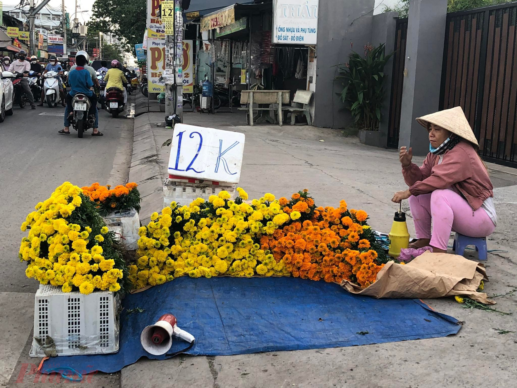 Tại một số khu vực khác như: chợ Khu Phố 2 (quận Bình Tân, TPHCM); bến Phú Định (quận 8, TPHCM)… không khí mua sắm chuẩn bị cho ngày cúng ông Công ông Táo vẫn khá trầm lắng, số lượng lễ vật mua sắm cũng ít hơn mọi năm.