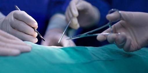 những cuộc phẫu thuật bí mật như vậy ở Pakistan thường thiếu các thiết bị và tiêu chuẩn y tế thích hợp, và hậu quả là bệnh nhân thường chết vì các biến chứng.