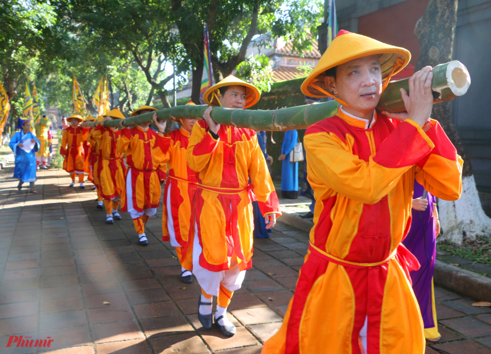 Theo truyền thống nghi lễ của triều Nguyễn, cây nêu được dựng trước dinh phủ, đình chùa, trước Điện Thái Hoà và các miếu trong Đại Nội. 