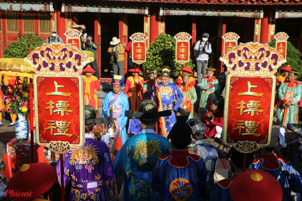 Trong không gian trang nghiêm trước sân Triệu Miếu - Đại Nội Huế lễ dựng nêu được cử hành theo nghi thức truyền thống