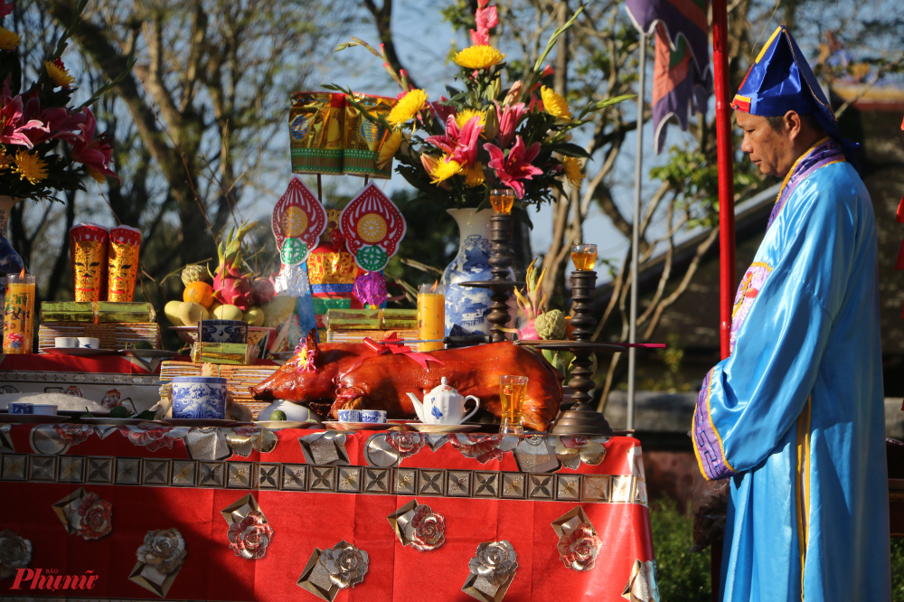 Nghi lễ dựng nêu được thể hiện với những  vật phẩm cùng dàn đại nhạc, tiểu nhạc vang lên trong hoàng cung xứ Huế