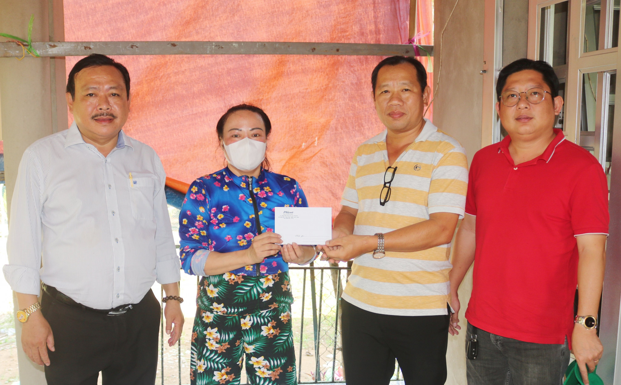 Đại diện Báo Phụ Nữ TPHCM phối hợp cùng các đơn vị ở địa phương, trao tiền giúp bà Nguyễn Thị Bé trị bệnh. Ảnh: QUỐC AN.