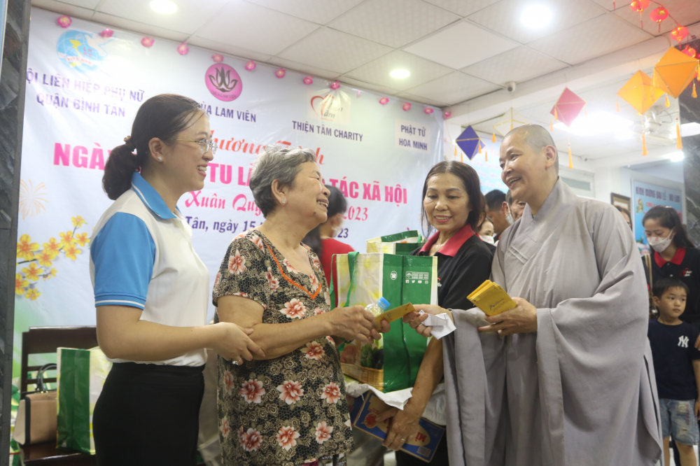 Niềm vui của cả người trao và người nhận quà trong Ngày hội nữ tu làm công tác xã hội ở chùa Lam Viên. 
