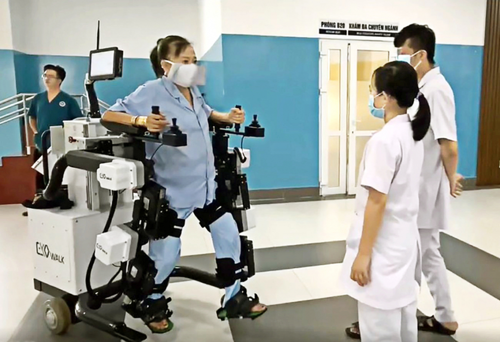 Robot hỗ trợ bệnh nhân tập đi ở Bệnh viện 1A - ẢNH: P.A.