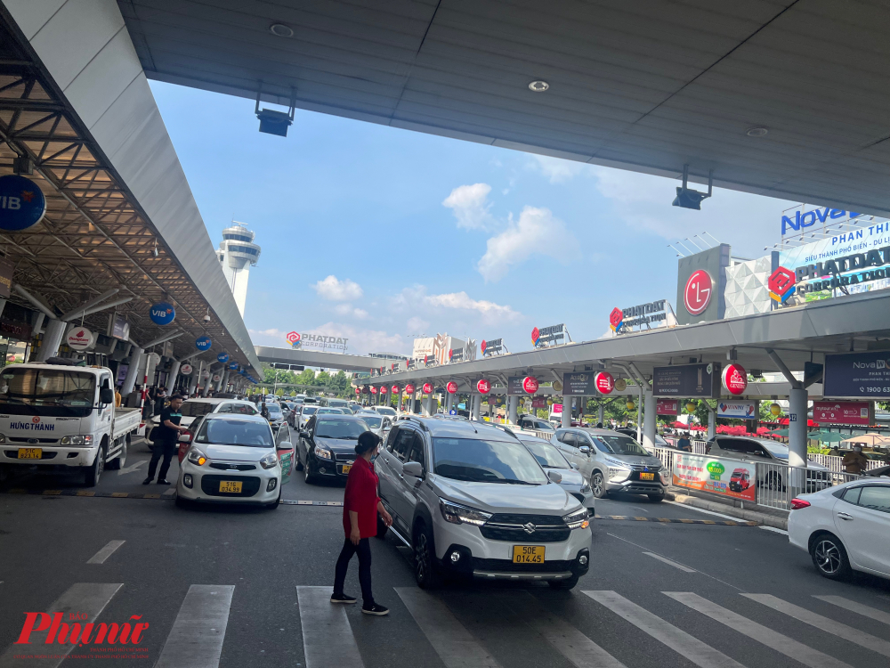 Sân bay Tân Sơn Nhất thí điểm thu phí không dừng