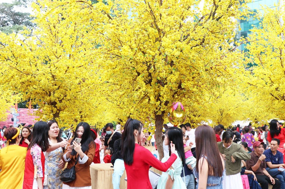 Các chương trình lễ hội thu hút đông đảo người dân tham gia - Ảnh: Thành Lâm