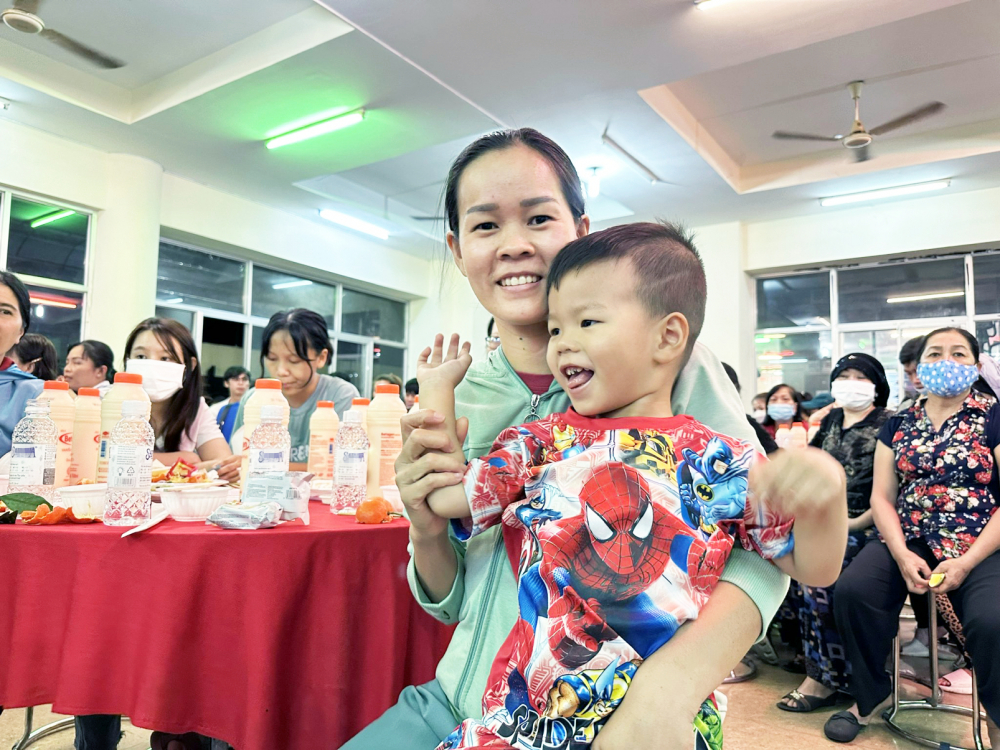 Mẹ con chị Đào Thị Kim Thơm tham dự chương trình “Tết sum vầy” do các đoàn thể của quận Gò Vấp phối hợp tổ chức