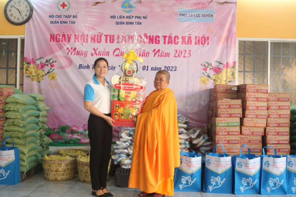 Dịp này, Hội LHPN quận Bình Tân cũng chúc Tết và tri ân các chùa đã đồng hành cùng hội trong công tác chăm lo bà con nghèo địa phương. 