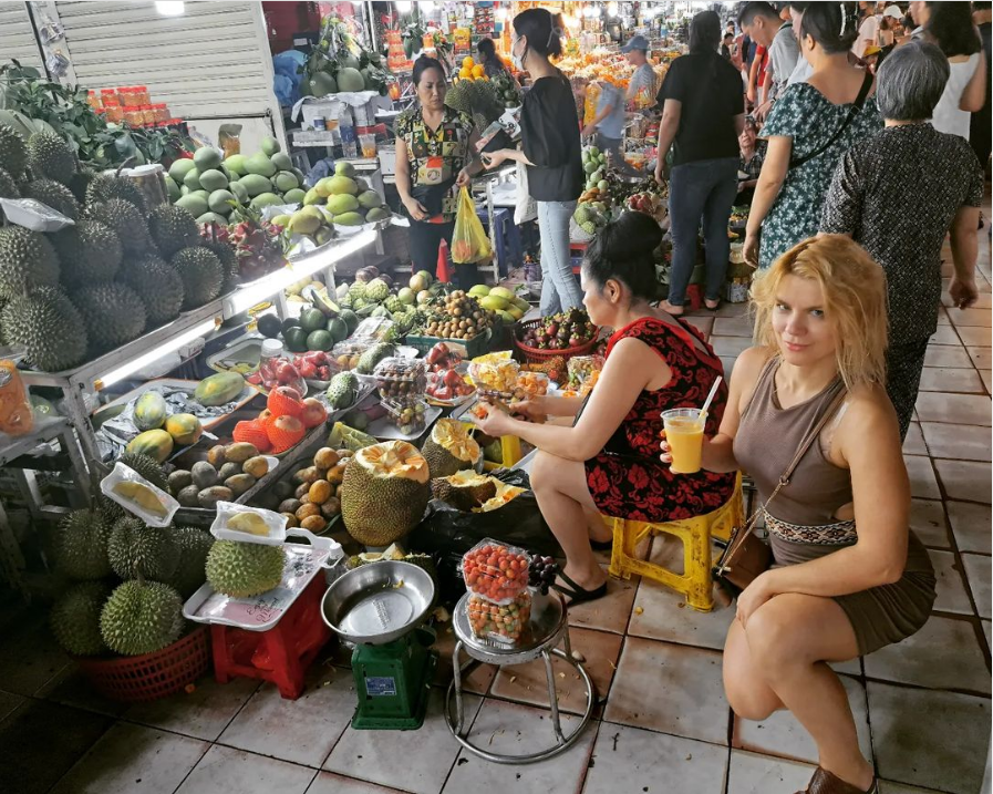 Du khách nước ngoài thưởng thức ẩm thực địa phương ở chợ Bến Thành - Ảnh: velvet_grendha
