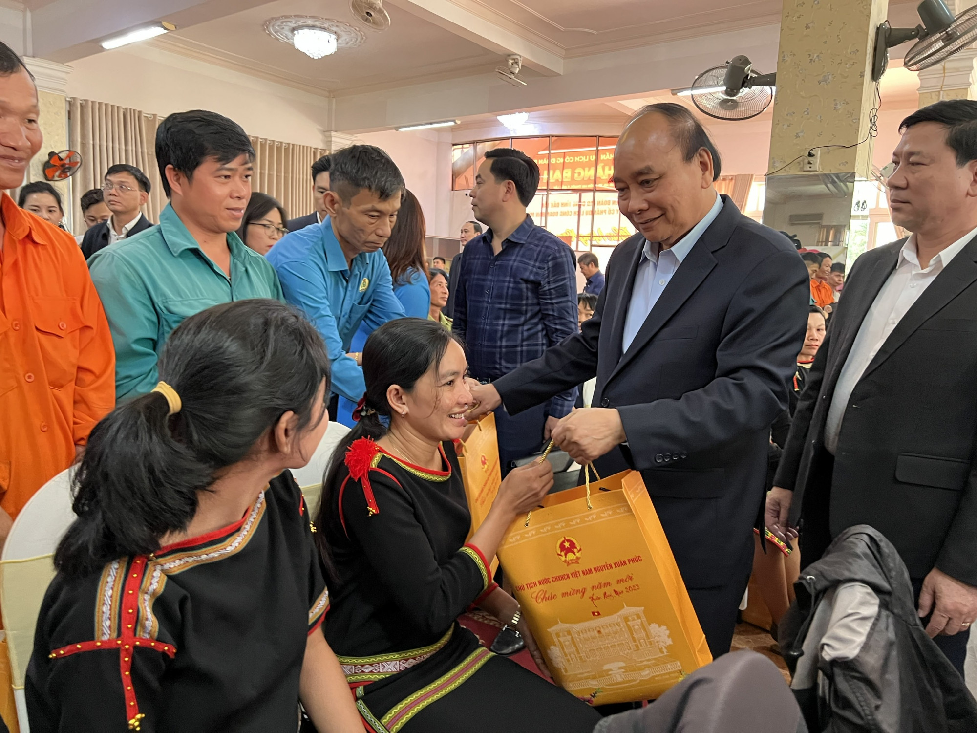 Nhiều người lao động không giấu được niềm vui khi được Chủ tịch nước Nguyễn Xuân Phúc tặng quà
