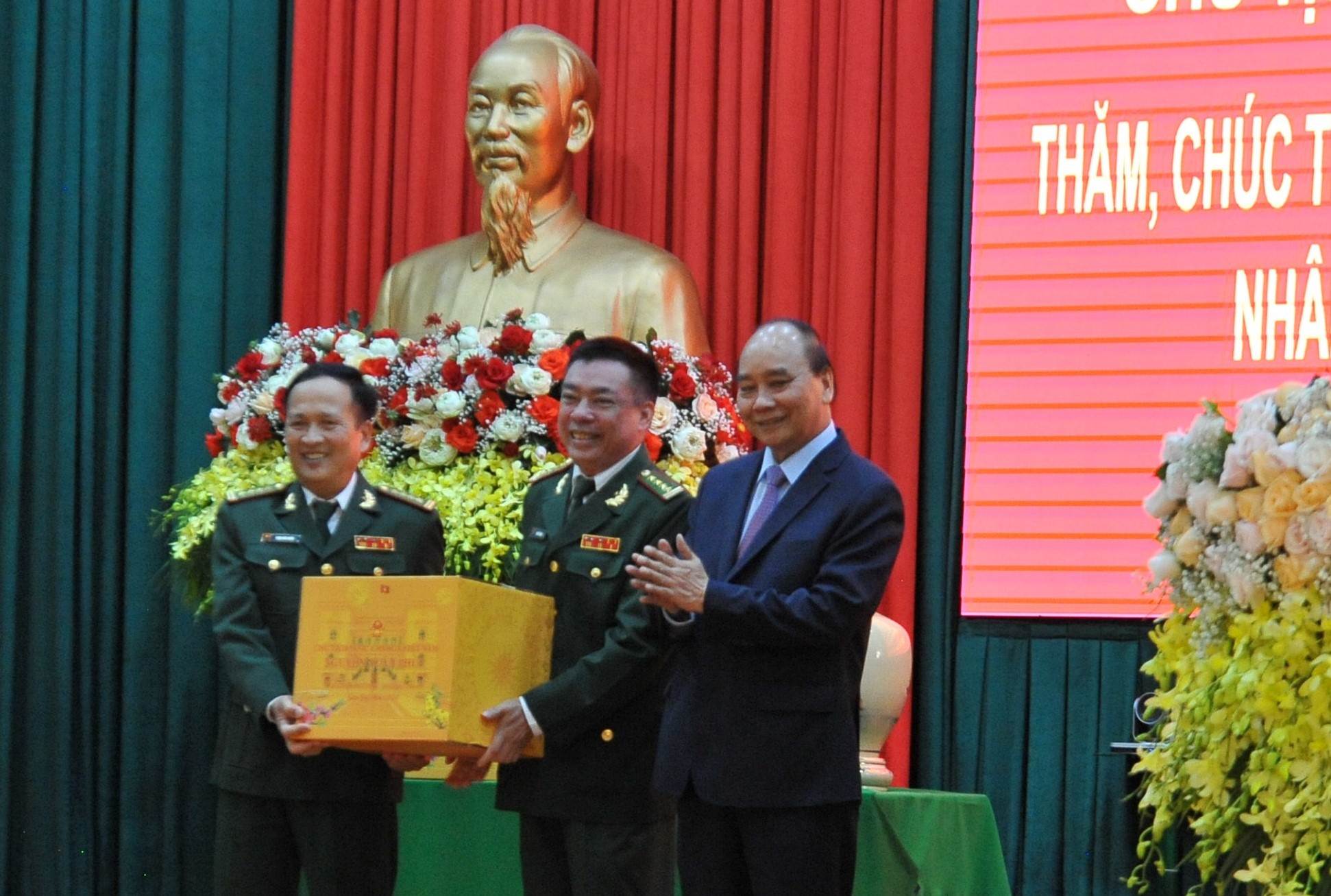 Chủ tịch nước tặng quà cho Bộ đội Biên phòng Đắk Lắk 