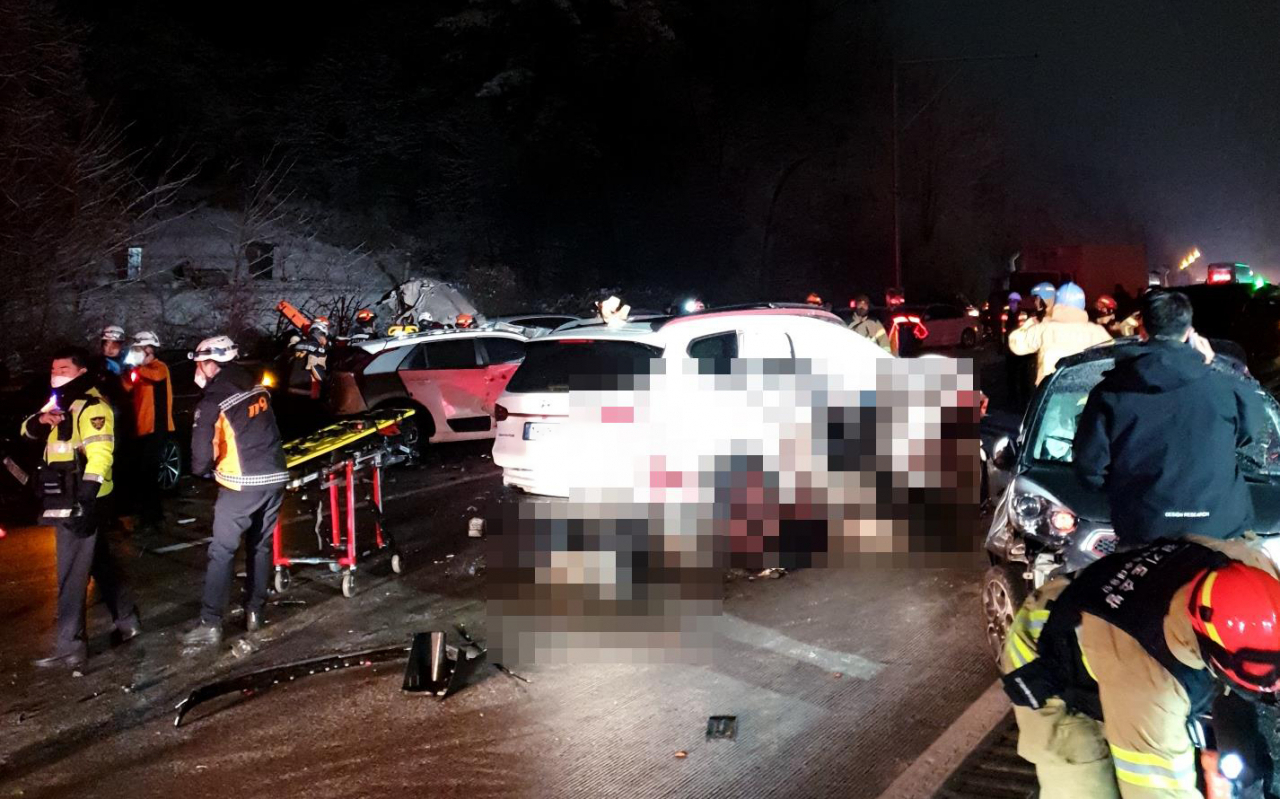Hiện trường vụ tai nạn liên hoàn khiến 40 xe nằm chất đônga trên đường cao tốc.