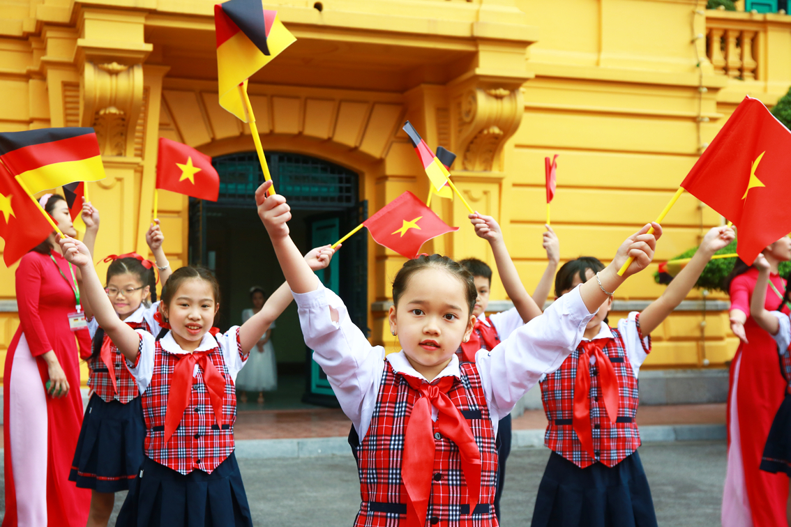 Các cháu thiếu nhi chào đón  Thủ tướng Đức Olaf Scholz thăm  Việt Nam vào tháng 11/2022  ảnh: Bảo Khang