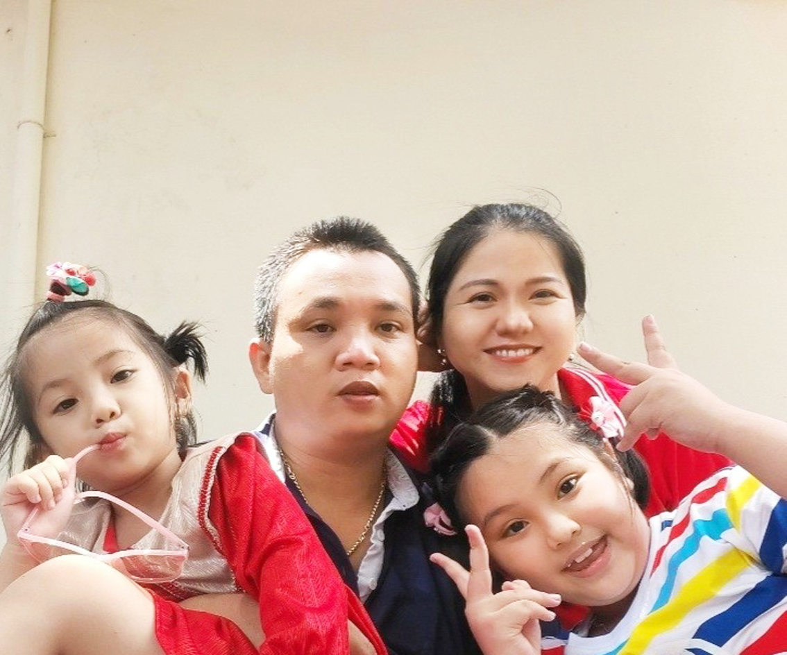Chị Lê Thị Kiều Trang cùng chồng và hai con