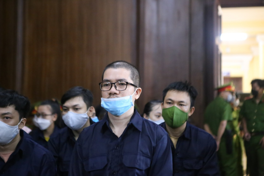 Bị cáo Luyện và các bị cáo trong vụ án ở Công ty Alibaba tại tòa.
