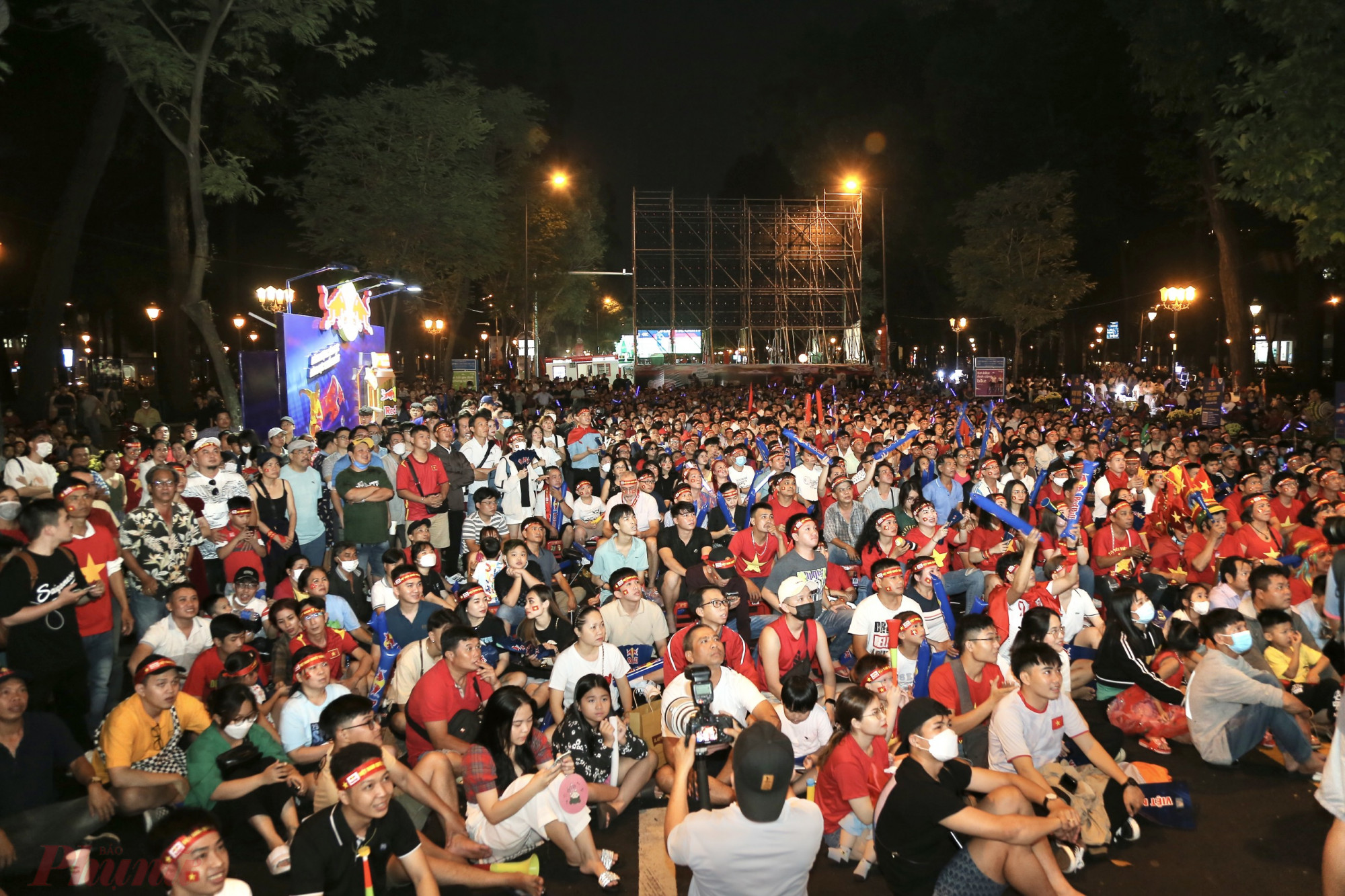 Tối 16/1, hàng nghìn cổ động viên TPHCM tập trung trên đường Lê Duẩn, quận 1 để cổ vũ cho đội tuyển Việt Nam đi đấu trận lượt về chung kết AFF cup.