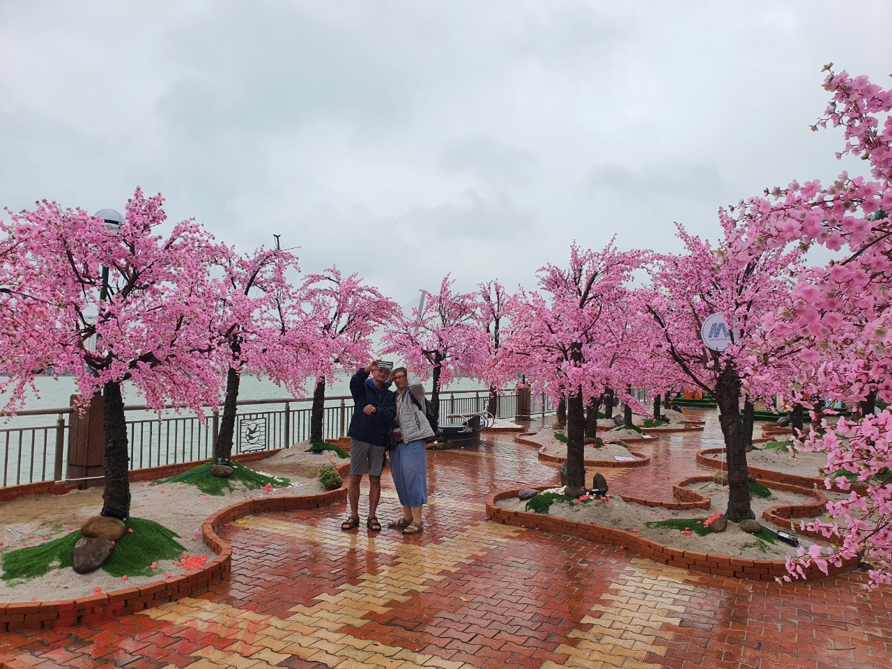 Với mong muốn lần đầu tiên mang lại không khí vui Xuân đặc biệt hơn cho người dân và du khách, từ nhiều tháng qua, Hội mỹ thuật thành phố đã phối hợp với doanh nghiệp, xây dựng đường hoa xuân độc đáo có chủ đề “Xưa và Nay” gần khu vực công viên APEC. 