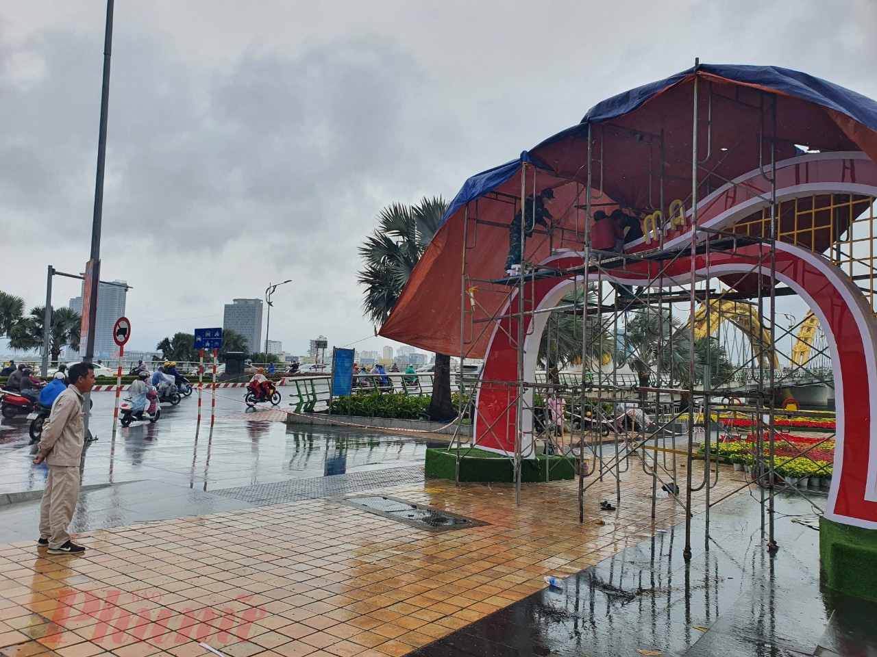 Dự kiến, toàn bộ công trình trang trí hoa và điện chiếu sáng Tết âm lịch của thành phố Đà Nẵng sẽ hoàn thành vào ngày 19/1, tức ngày 28 tháng 12 âm lịch để phục vụ du khách và người dân tham quan vui Xuân đón Tết.