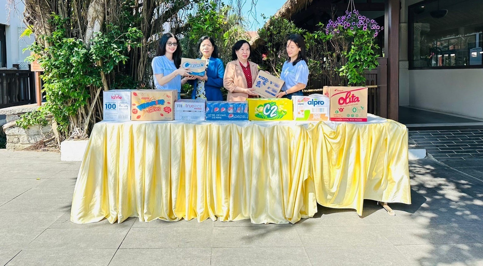 Bà Hồ Thị Thanh Lâm (thứ 2 bên tay phải) thay mặt Hội Bảo trợ tỉnh Quảng Nam nhận các phần quà từ được đóng góp từ các nhà tài trợ tới cho trung tâm từ đại diện PRO Việt Nam 