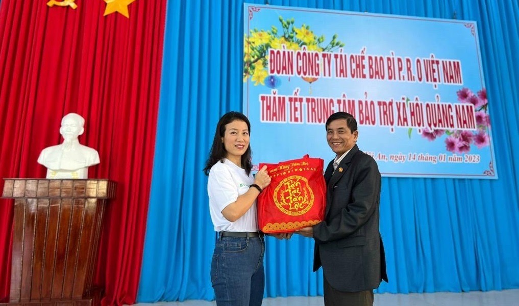Bà Chu Thị Kim Thanh - Giám đốc PRO Việt Nam đại diện đoàn tặng quà cho đại diện Trung tâm Bảo trợ xã hội Quảng Nam 